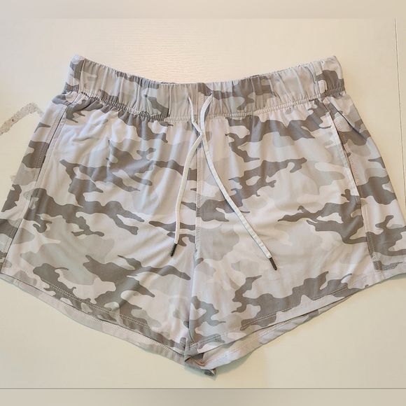 Athletic Works Women’s L 12-14 Buttery Soft Performance Gym Short Grey Camo - Picture 1 of 4